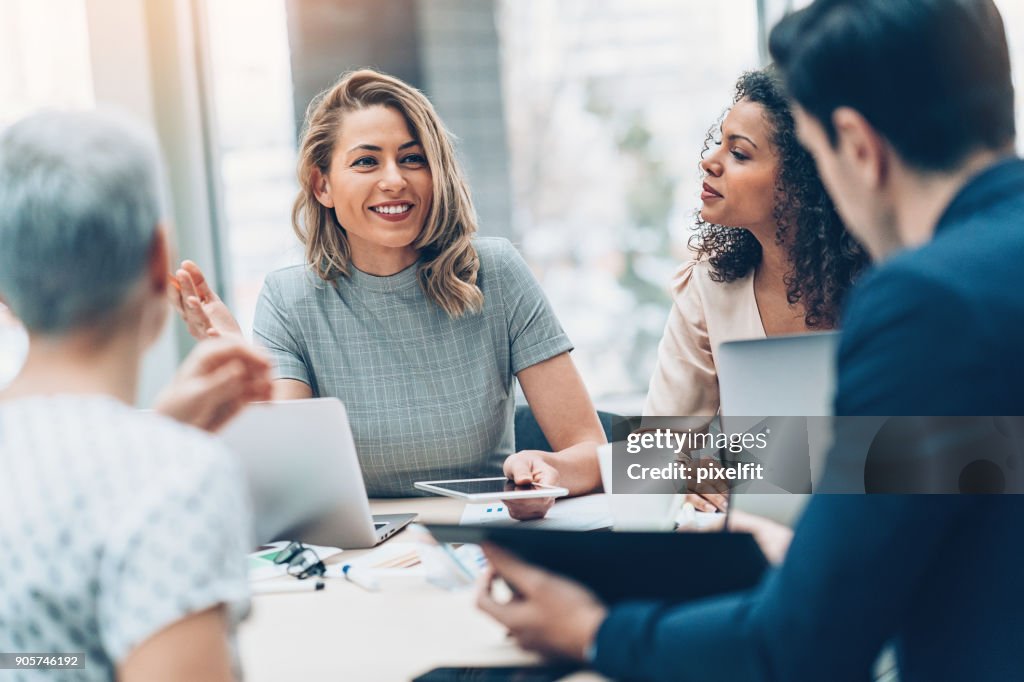 Gruppe von Geschäftsleuten in Diskussion