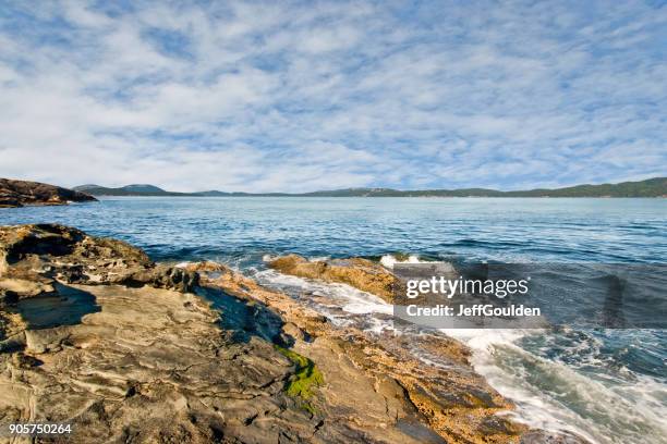 ola de cama esculpida rocks en el estrecho de georgia - jeff goulden fotografías e imágenes de stock