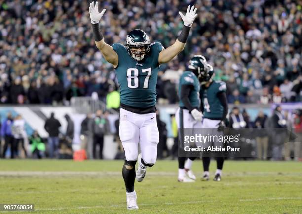 Brent Celek of the Philadelphia Eagles reacts after Jake Elliott of the Philadelphia Eagles makes a field goal in the second quarter against the...