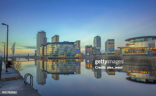 salford quays lunga esposizione a gennaio. - salford quays foto e immagini stock