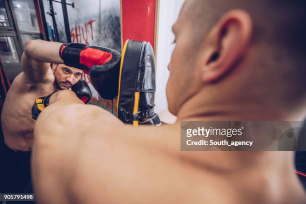 hombre de boxeo - boxercise fotografías e imágenes de stock
