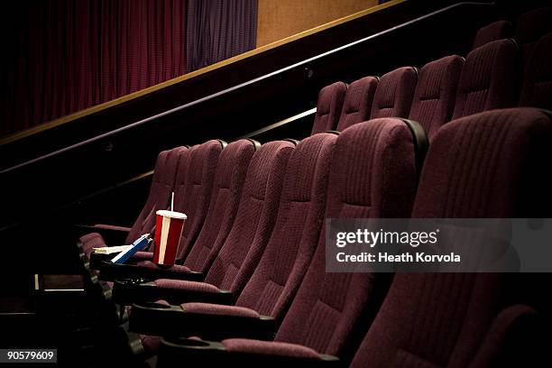 lone drink + candy in empty theater. - biosalong bildbanksfoton och bilder