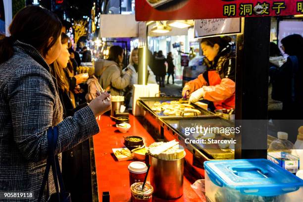 comida callejera de coreano en el mercado gwangjang en seúl - myeong dong fotografías e imágenes de stock