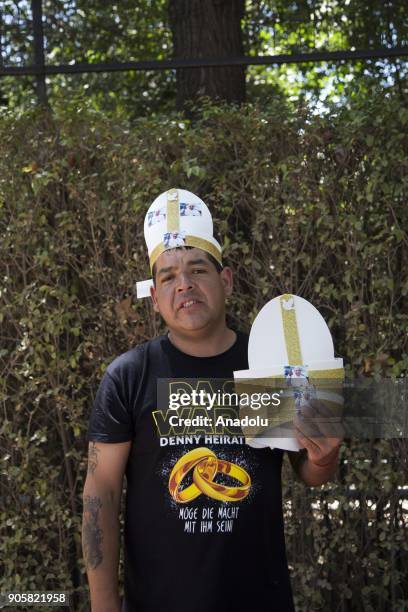 Man waits the arrival of the Pope Francis to give an open-air mass in Santiago, Chile on January 16, 2018.