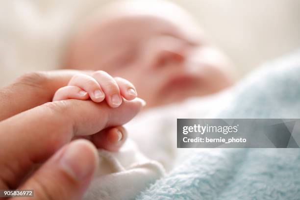 foto van de pasgeboren baby vingers - father holding sleeping baby stockfoto's en -beelden