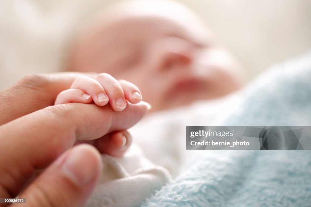 新生嬰兒手指照片