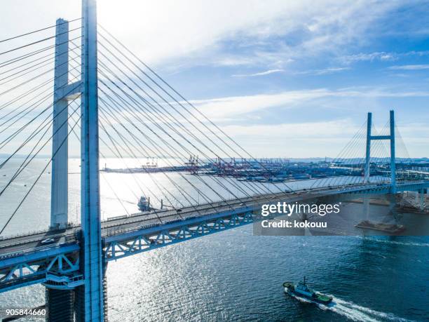 eine große brücke und das meer. - kommandobrücke stock-fotos und bilder