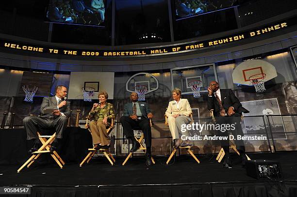 Ernie Johnson does a courtside chat and Spire Presentation to Jody Conradt, Sam Jones, Ann Meyers and Bob Lanier during the Bunn/Gowdy Awards Dinner...