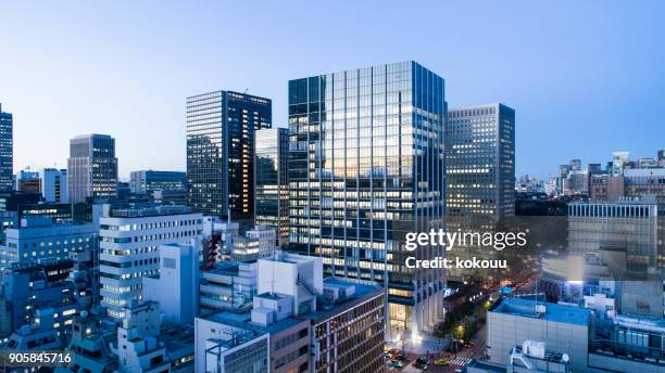 gebäude in tokio. - immobilienbüro stock-fotos und bilder