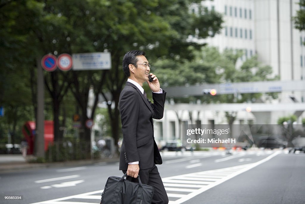 Businessman who walks while calling