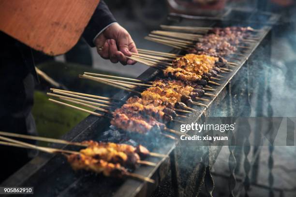lamb skewers in street,kashgar,xinjiang,china - provincia de xinjiang fotografías e imágenes de stock