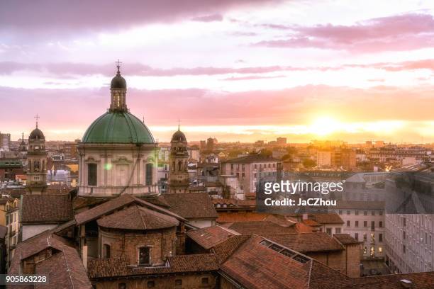 de skyline van milaan met kerk koepels, italië - koepel stockfoto's en -beelden