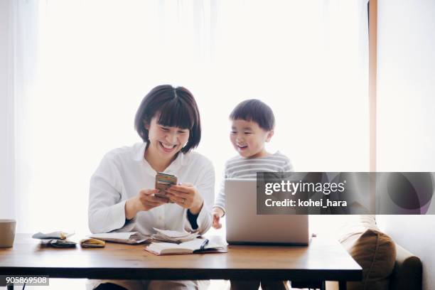 madre con hijo trabajo en casa - madre ama de casa fotografías e imágenes de stock