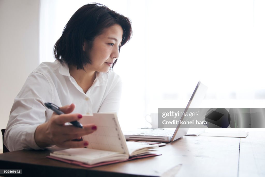 Mujer trabajando en su casa