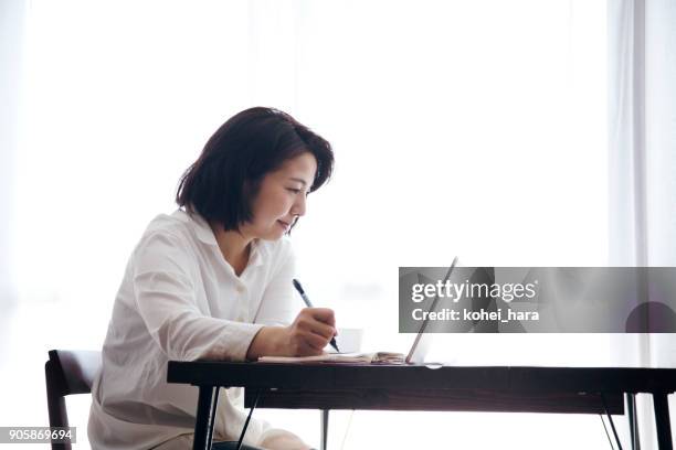 woman working at home - escritura japonesa imagens e fotografias de stock