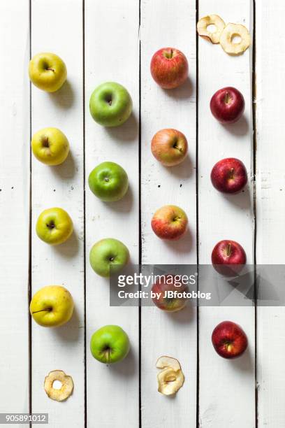 composizione di mele biologiche su tavola - composizione stockfoto's en -beelden
