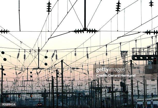 electric sunset - power grid stock-fotos und bilder