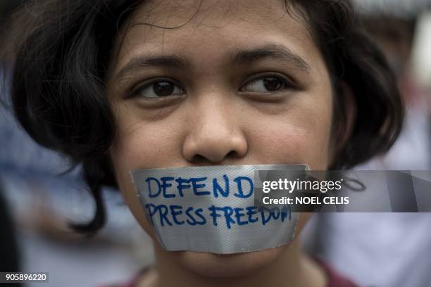 College students participate in a protest to defend press freedom in Manila on January 17, 2018. - Philippine President Rodrigo Duterte's government...