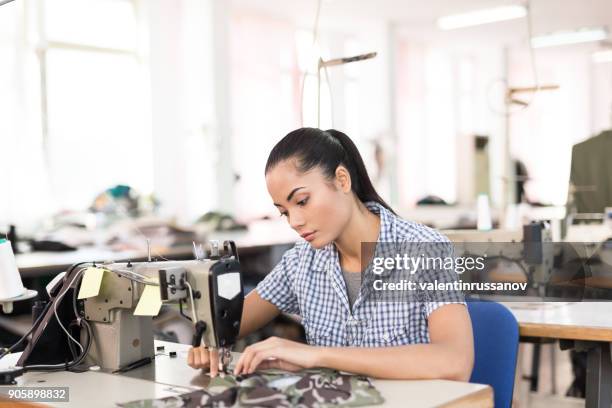 frau schneider mit nähmaschine - textilfabrik stock-fotos und bilder