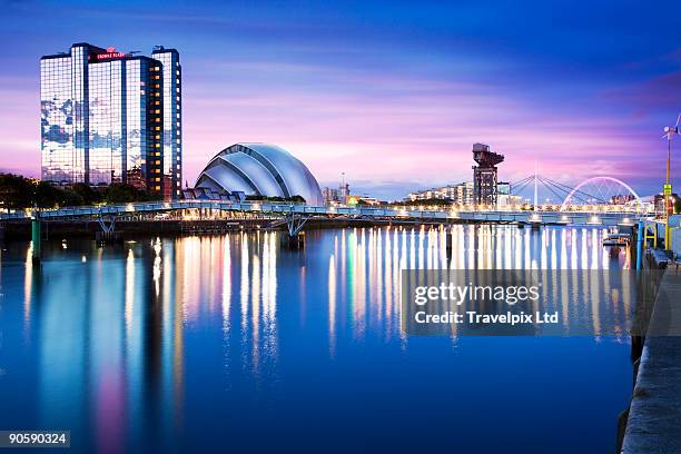 scottish exhibition conference center viewed over  - glasgow escócia imagens e fotografias de stock