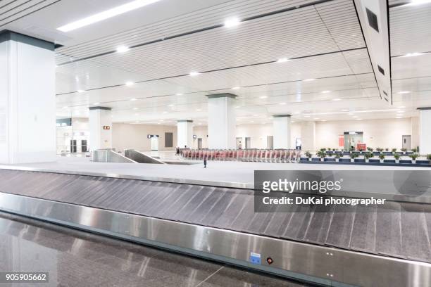airport baggage claim area. - baggage claim stock pictures, royalty-free photos & images