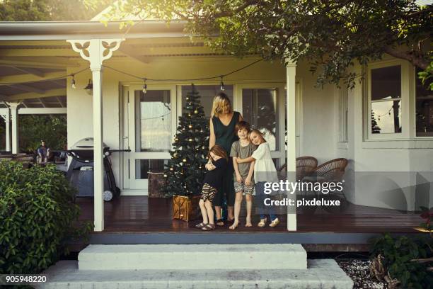 il natale è tutto di famiglia - family porch foto e immagini stock