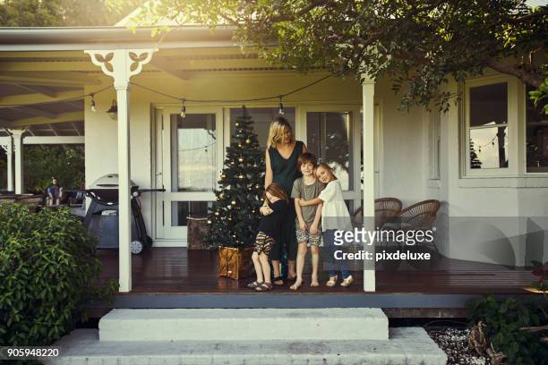 kerstmis is alles over familie - australian family home stockfoto's en -beelden