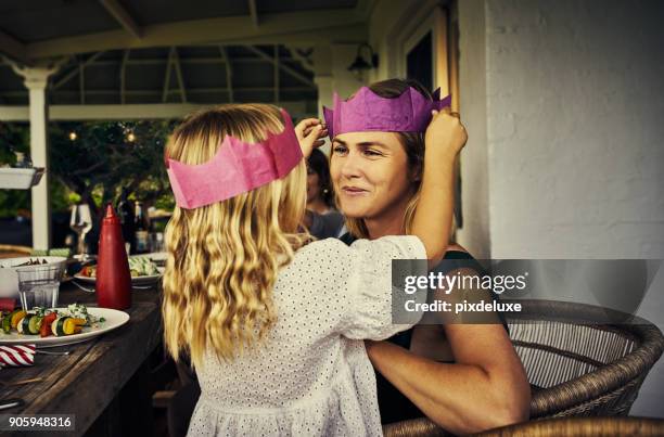 maman, tu es ma reine - australia celebrates christmas photos et images de collection