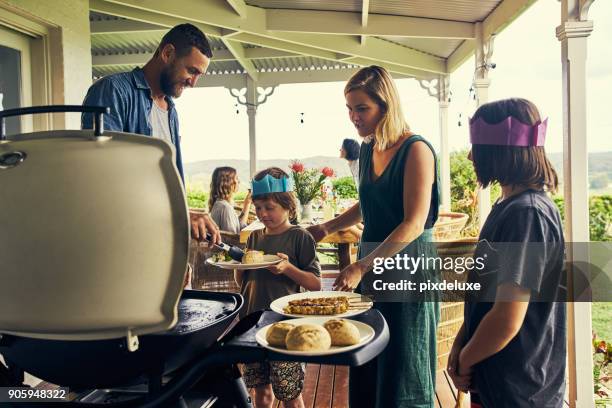 he has a healthy appetite - familie barbecue stock pictures, royalty-free photos & images