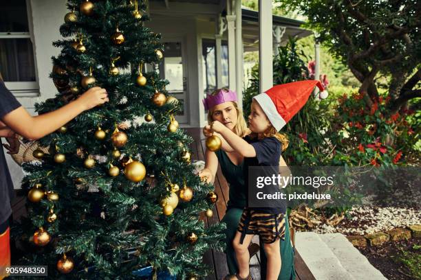 omhoog het kleden van de boom is onze favoriete onderdeel - christmas summer stockfoto's en -beelden