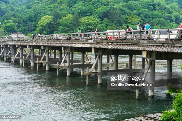 月橋佐賀嵐山、京都で観光客 - 渡月橋 ストックフォトと画像