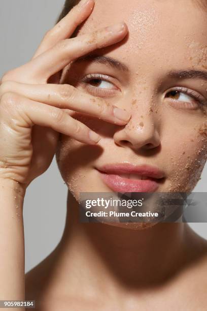 daily beauty routine - esfoliação imagens e fotografias de stock