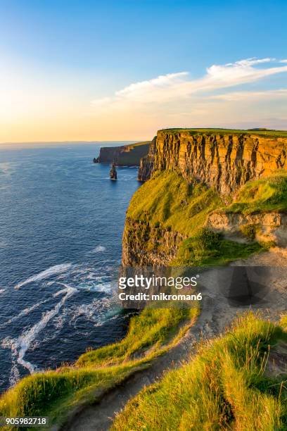 scenic view of cliffs of moher, liscannor, ireland - cliffs of moher stock-fotos und bilder