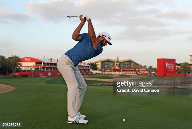 Dustin johnson of the United States plays a shot on the 18th hole during the pro-am for the 2018 Abu Dhabi HSBC Golf Championship at the Abu Dhabi...