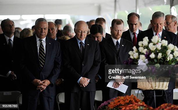 Former Secretary of State Colin Powell and Secretary of the Interior Ken Salazar, Gordon Felt and General Tommy Franks bow their heads in a moment of...