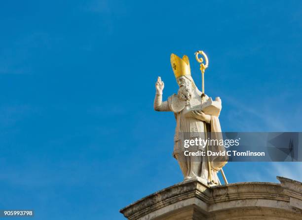 statue of st blaise, patron saint of the city, dubrovnik, croatia - mitra fotografías e imágenes de stock