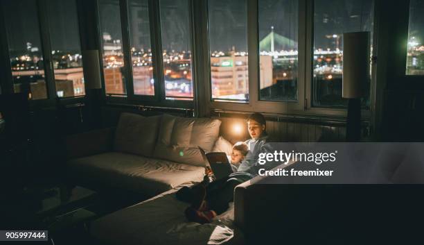 momento ideal para cuentos para dormir - historia fotografías e imágenes de stock