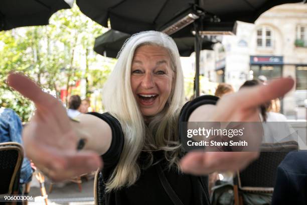 portrait of welcoming caucasian woman - welcome back phrase imagens e fotografias de stock