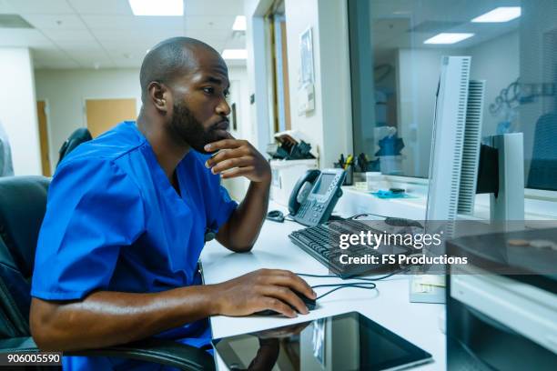 black nurse using computer - tableau médical photos et images de collection