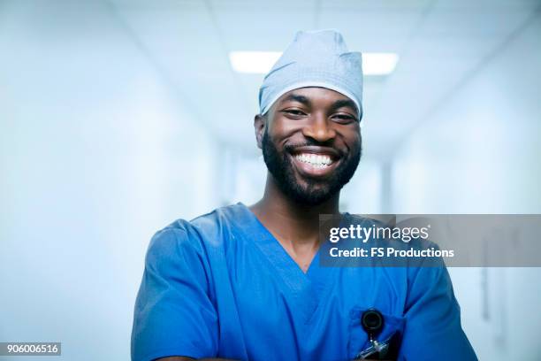 portrait of smiling black nurse - krankenschwester portrait stock-fotos und bilder