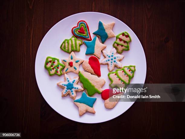 christmas cookies on plate - kaka med socker bildbanksfoton och bilder