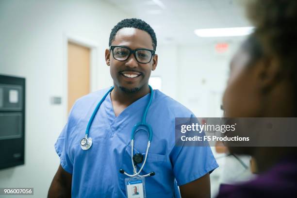 black nurses talking - medizinerkleidung stock-fotos und bilder