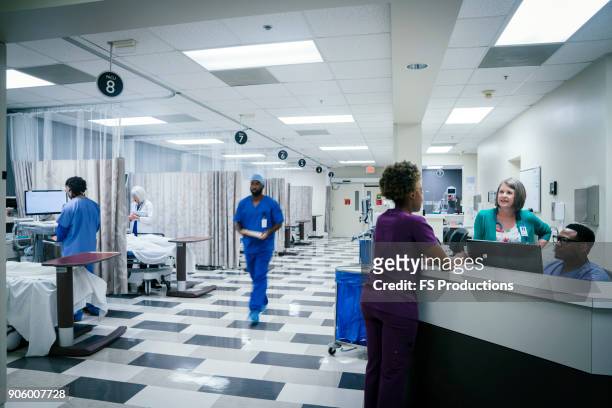 doctors and nurses in hospital - emergency room 個照片及圖片檔