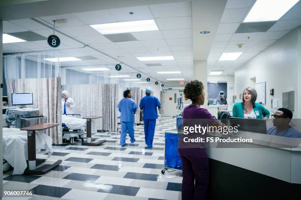 doctors and nurses in hospital - schwesterntisch stock-fotos und bilder