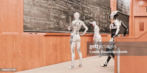 robot women solving equations on blackboard - android stockfoto's en -beelden