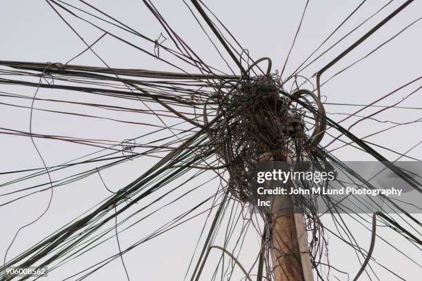 tangled wires on utility pole - arame - fotografias e filmes do acervo