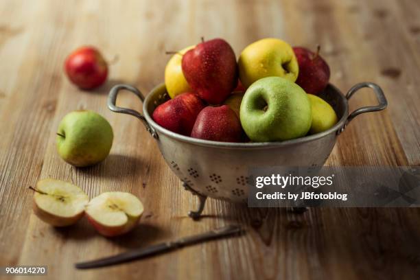 composizione di mele biologiche su tavola - composizione stockfoto's en -beelden