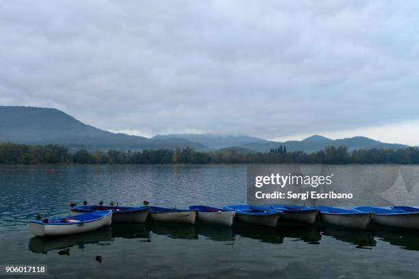 wide view of the banyoles pond at the girona province - gerona province stock-fotos und bilder