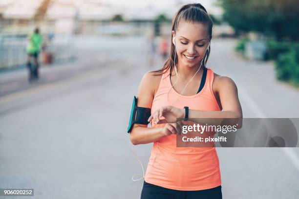 wearable tech - fitness armband stockfoto's en -beelden