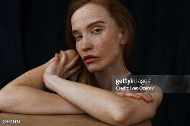 close up of serious caucasian woman with freckles - tache de rousseur photos et images de collection